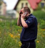 Policjanci na osiedlu w Ząbkach, gdzie mieszka rodzina, w której doszło do tragedii 