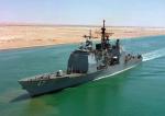 Krążownik rakietowy USS „Ticonderoga” pokonuje Kanał Sueski w drodze do Zatoki Perskiej, sierpień 1990 r.