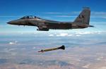 Amerykański myśliwiec F-15 Eagle zrzuca bombę burzącą na Irak, luty 1991 r.