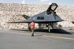 Niewidzialny dla irackich radarów Lockheed F-117 Nighthawk wykonany w technologii stealth. Podczas wojny  w Zatoce Perskiej tych samolotów używano do precyzyjnych ataków bombowych