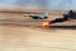 F-14 Tomcat nad płonącym szybem naftowym w Kuwejcie, luty 1991 r. 