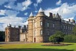 W pałacu  Holyrood zatrzymuje się Elżbieta II,  gdy odwiedza Szkocję