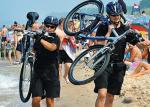 Rowerowy patrol policji na plaży w Mielnie  w lipcu tego roku