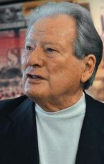 Sir Neville Marriner  (1924) – brytyjski dyrygent i skrzypek. W 1959 r. założył orkiestrę Academy of St Martin in the Fields, którą prowadził do 1992 r. Współpracował z Orkiestrą Radiową w Stuttgarcie, Minnesota Orchestra i Los Angeles Chamber Orchestra. Wybrał muzykę do „Amadeusza” Formana.	—md 