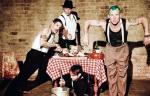 Red Hot Chili Peppers w 2011 r.: Anthony Kiedis, Chad Smith, Josh Klinghoffer (na dole) i Flea