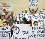 Obserwatorzy podzielili się na grupy: przeciwników sprzedaży SPEC oraz zwolenników polityki władz miasta i PO 