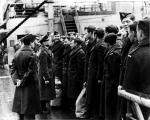 Polscy żołnierze na pokładzie alianckiego statku   