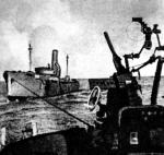 Ciężko uszkodzony torpedą S/s „Warszawa”  na holu brytyjskiej korwety, 26 grudnia 1942 r. Polski statek wkrótce ponownie został storpedowany i zatonął u brzegów Libii