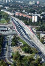 Wiadukt na Andersa czeka na otwarcie. Pośrodku widać jezdnię prowadzącą  na Żoliborz,  na której jeden pas się nagle urywa. Po prawej stronie wiadukt tramwajowy, którym będzie kursowała tylko jedna linia