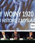 O los bolszewickich jeńców w polskiej niewoli spierali się wczoraj profesorowie (od lewej): Wojciech Roszkowski, Zbigniew Karpus i Giennadij Matwiejew 