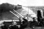 Brytyjskie okręty stawiają zasłonę dymną podczas konwoju na Maltę, 1941 r.