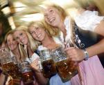 Większość miłośników Oktoberfest świętuje w tradycyjnych bawarskich strojach (fot. CHRISTOF STACHE)