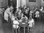Rok 1932.  Tu spędzały czas dzieci pracowników Łazienek  – wzór dla podobnych placówek  organizowanych w mieście 