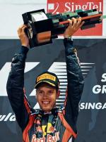Vettel z nagrodą za zwycięstwo w Grand Prix Singapuru (Fot. Saeed Khan)