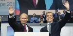 Plan Kremla jest taki: w 2012 roku Władimir Putin (z lewej) zostaje prezydentem Rosji, a Dmitrij Miedwiediew – premierem (Fot. Yekaterina Shutkina)