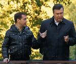 Dmitrij Miedwiediew  i Wiktor Janukowycz  w parku przy prezydenckiej rezydencji Zawidowo
