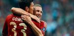 Mario Gomez przyjmuje  gratulacje od Bastiana Schweinsteigera