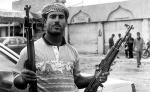 Kałasznikow to ulubiona broń bojowników, rebeliantów, partyzantów, terrorystów. Na zdjęciu targ broni pod Bagdadem, rok 2003