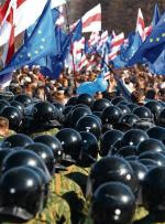 Ugrupowania demokratyczne w krajach Partnerstwa wiążą duże nadzieje ze współpracą  z Unią. Na zdjęciu: demonstracja opozycji na Białorusi maszerująca z flagami UE, marzec 2007 r. 