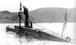 Marynarz na kadłubie brytyjskiej miniaturowej łodzi podwodnej  