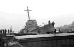 Niszczyciel HMS „Campbeltown” wbity we wrota suchego doku w Saint  Nazaire. Okręt wkrótce eksplodował niszcząc wejście do doku