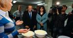 ≥Premier Donald Tusk obiecał pomoc producentom sera korycińskiego. Na zdjęciu w gospodarstwie państwa Nietupskich na Podlasiu 