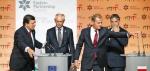 Dwudniowy szczyt Partnerstwa Wschodniego podsumowano na konferencji prasowej  w Zamku Ujazdowskim. Od lewej: przewodniczą-cy Komisji Europejskiej José Manuel Barroso, przewodniczą-cy Rady Europejskiej Herman Van Rompuy, premier RP Donald Tusk, premier Węgier Viktor Orban  