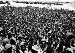 Żołnierze izraelscy  świętują zajęcie półwyspu Synaj podczas wojny sześciodniowej. 10 czerwca 1967 roku