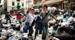 Dzieci, wracając ze szkoły, brną przez sterty śmieci  w Neapolu. fot. ROBERTO SALOMONE