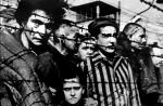 Polacy od lat walczą z obarczaniem ich odpowiedzialnością za Holokaust (na zdjęciu:  KL Auschwitz w 1945 roku) 