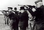 Brytyjski premier Churchill i amerykańscy generałowie Eisenhower i Bradley mierzą do wyimaginowanego przeciwnika