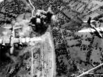 Amerykańskie bombowce bombardują węzeł kolejowy w Normandii 