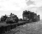 Brytyjskie czołgi zjeżdżają z okrętu desantowego