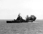 Pancernik USS „Nevada” ostrzeliwuje cele na plaży „Utah”  