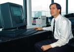 Steve Jobs w 1991 roku jako szef swojej firmy NeXT Computer prezentuje jej ówczesny najnowszy produkt – NeXTstation