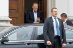 Premier Donald Tusk wychodzi z Belwederu po spotkaniu z prezydentem Bronisławem Komorowskim