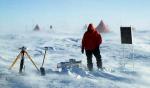 Stacja GPS na zachodzie Antarktyki. Jezioro Ellsworth znajduje się 3 kilometry pod nogami naukowca