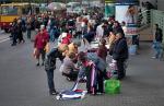 Nielegalni handlarze uciekają  z bazaru, gdy tylko pojawi się patrol straży miejskiej. Pakują się  w pięć minut