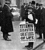 Gazeciarz „The Evening News” rozprowadza dodatek nadzwyczajny poświęcony katastrofie „Titanica”     