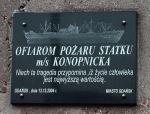Tablica upamiętniająca stoczniowców, którzy zginęli podczas pożaru M/s „Maria Konopnicka” w 1961 r.