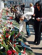Moskwianie składają kwiaty 11 kwietnia 2010 r. przed Ambasadą RP (dzień po katastrofie smoleńskiej)