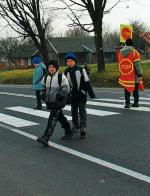 Przepisy pozwalają dopiero siedmiolatkowi samemu poruszać się po drodze. Na zdjęciu uczniowie z Kosiny (Podkarpacie)