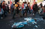 W Rzymie demonstranci roztrzaskali o bruk figurę Matki Boskiej zrabowaną  z jednego  z kościołów 