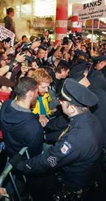 W Nowym Jorku demonstrantów otoczył na Times Square  nie tylko kordon policji, lecz także tłum gapiów i turystów 
