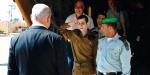 Izraelski żołnierz Gilad Szalit salutuje premierowi Benjaminowi Netanjahu na płycie lotniska w bazie wojskowej Tel Nof 