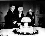 Admirał William H.P. Blandy, dowódca sił US Navy w operacji „Crossroads”, wraz z żoną kroją tort w kształcie grzyba atomowego