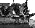 Pogruchotany kadłub lotniskowca USS  „Independence” po teście „Able”, 1 lipca 1946 r.
