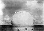Chmura kondensacyjna ogarnia statki podczas testu „Baker”, 25 lipca 1946 r. 