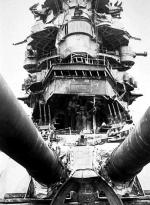 Uszkodzona nadbudówka i bateria dziobowa pancernika „Nagato”