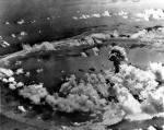Eksplozja bomby atomowej nad atolem Bikini widziana  z samolotu B-29 , 1 lipca  1946 r. 